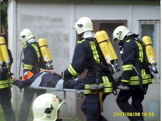 Übung der FF Bornim am Sportplatz